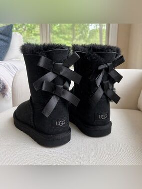 UGG Bailey Bow II Black Sheepskin Boots Youth Size 2 Classic Cozy kids